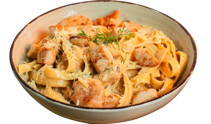 Pasta Cremosa Ajo & Parmesano con Pollo — delivery gourmet Cartagena NÓMADA